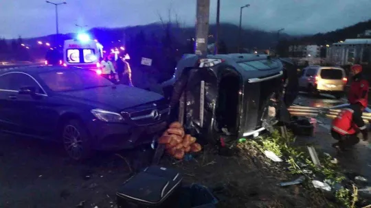 Deprem bölgesine giderken kazaya karıştılar: 2 yaralı