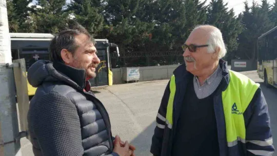 Deprem bölgesine iş makinesini yetiştirmek için hızla giden tırın şoförü konuştu