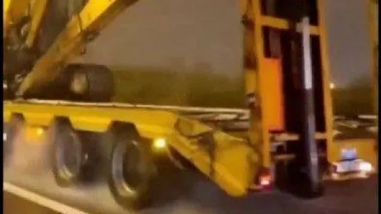 Deprem bölgesine iş makinesini yetiştirmek için hızla giden tırın şoförü konuştu