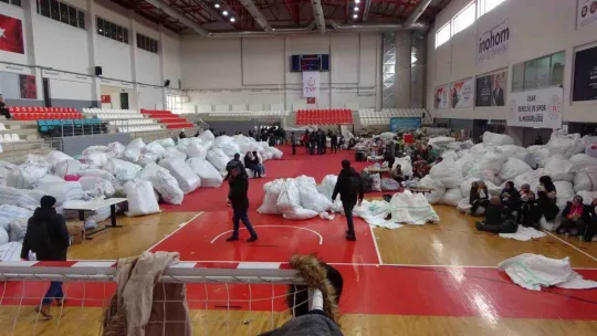 Deprem bölgesine Uşak'tan 213 bin battaniye gönderildi
