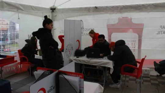 Deprem sonrası vatandaşlar kan bankalarına koştu