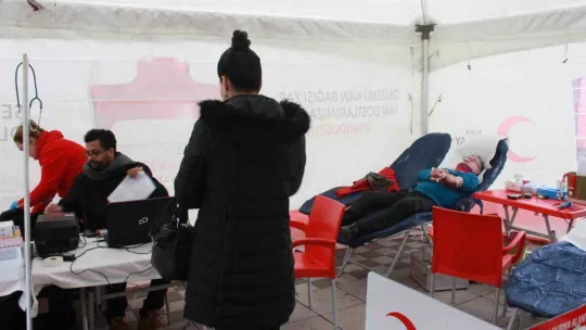 Deprem sonrası vatandaşlar kan bankalarına koştu