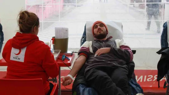 Deprem sonrası vatandaşlar kan bankalarına koştu