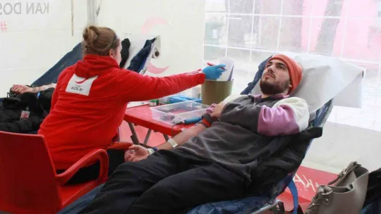 Deprem sonrası vatandaşlar kan bankalarına koştu