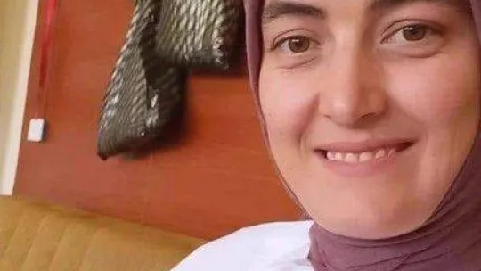 Depremde evden çıkmayı başaran genç öğretmen cami minaresinin altında kalarak can verdi