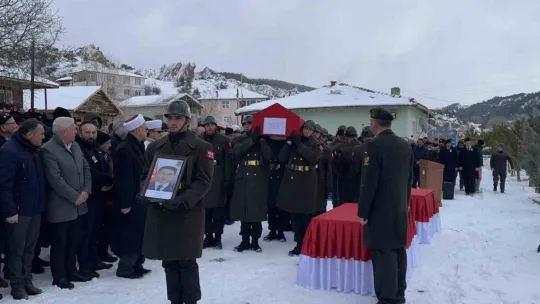 Depremde hayatını kaybeden baba ve oğul toprağa verildi
