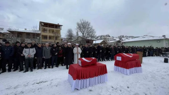 Depremde hayatını kaybeden baba ve oğul toprağa verildi