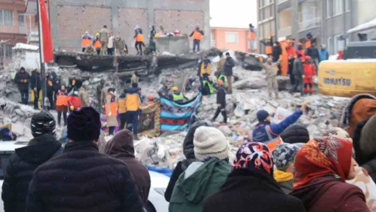 Depremde kardeşini kaybetti, kardeşinin gelini ve oğlu için umutla bekliyor