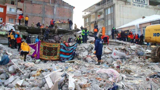 Depremde kardeşini kaybetti, kardeşinin gelini ve oğlu için umutla bekliyor