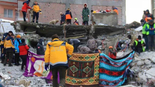 Depremde kardeşini kaybetti, kardeşinin gelini ve oğlu için umutla bekliyor