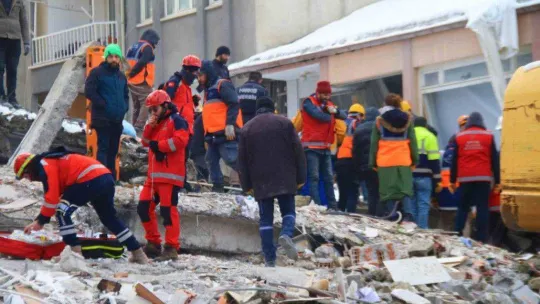 Depremde kardeşini kaybetti, kardeşinin gelini ve oğlu için umutla bekliyor