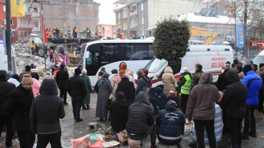 Depremde kardeşini kaybetti, kardeşinin gelini ve oğlu için umutla bekliyor
