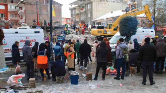 Depremde kardeşini kaybetti, kardeşinin gelini ve oğlu için umutla bekliyor