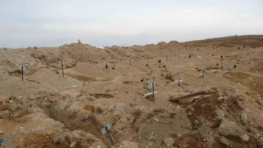 Depremde kayan iki dağın altında kalan 48 kişi hayatını kaybetti