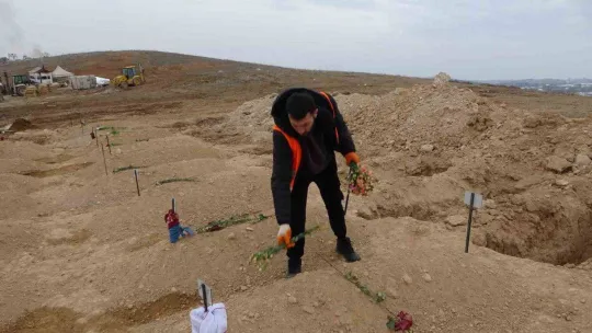 Depremde kayan iki dağın altında kalan 48 kişi hayatını kaybetti