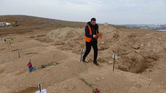 Depremde kayan iki dağın altında kalan 48 kişi hayatını kaybetti