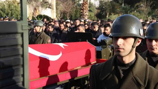 Depremde şehit olan İzmirli asker, son yolculuğuna uğurlandı