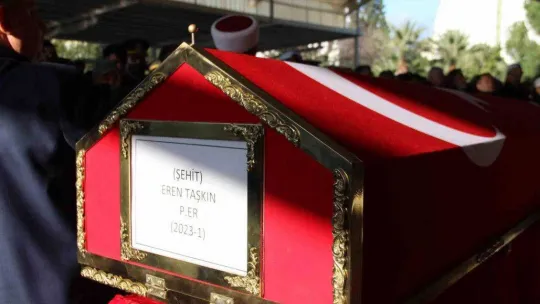 Depremde şehit olan İzmirli asker, son yolculuğuna uğurlandı