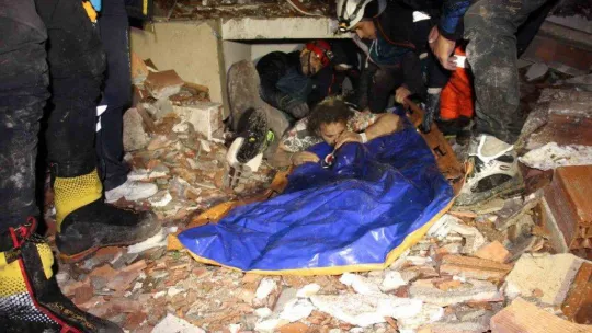 Depremde umudun sembolü haline gelen iki aylık bebeği üniversite ekipleri kurtardı