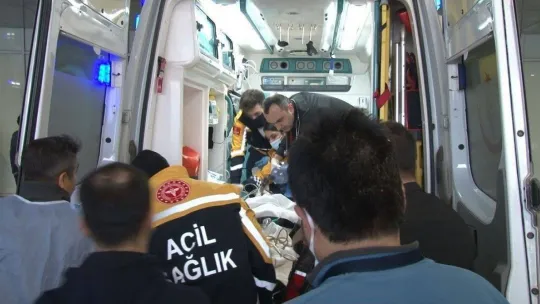 Depremde yaralanan 1'i çocuk 4 kişi ambulans uçakla Ankara'ya getirildi.
