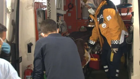 Depremde yaralanan 1'i çocuk 4 kişi ambulans uçakla Ankara'ya getirildi.