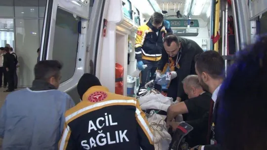 Depremde yaralanan 1'i çocuk 4 kişi ambulans uçakla Ankara'ya getirildi.