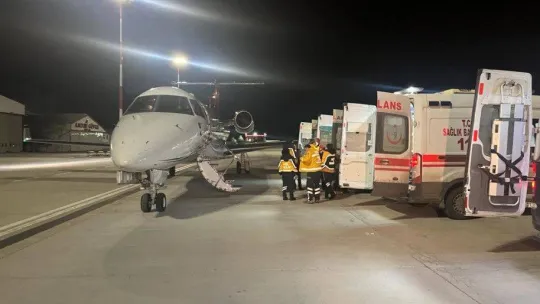 Depremde yaralanan 4 kişi ambulans uçakla Ankara'ya getirildi