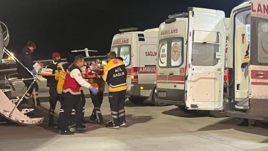 Depremde yaralanan 4 kişi ambulans uçakla Ankara'ya getirildi