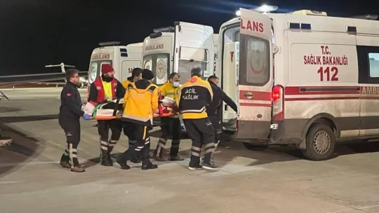 Depremde yaralanan 4 kişi ambulans uçakla Ankara'ya getirildi