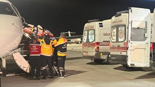 Depremde yaralanan 4 kişi ambulans uçakla Ankara'ya getirildi