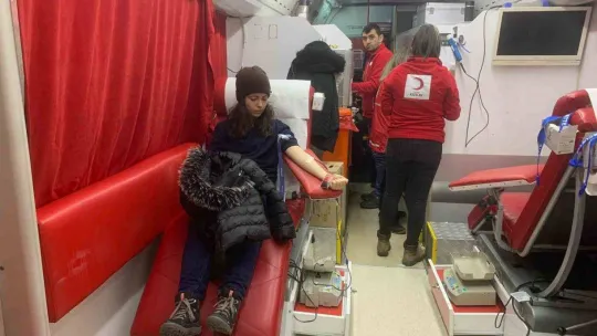 Depremde yaralananlar için kan vermek isteyen vatandaşlar uzun kuyruklar oluşturdu