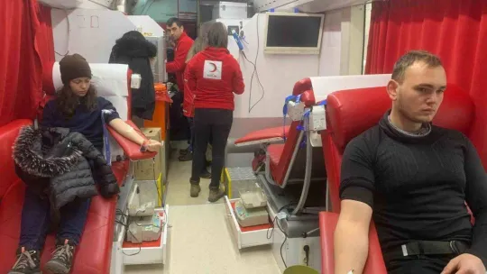 Depremde yaralananlar için kan vermek isteyen vatandaşlar uzun kuyruklar oluşturdu