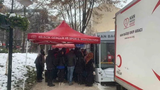Depremde yaralananlar için kan vermek isteyen vatandaşlar uzun kuyruklar oluşturdu