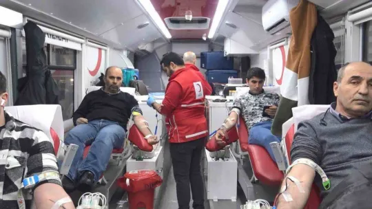 Depremde yaralananlara kan vermek isteyenler Kızılay'a koştu