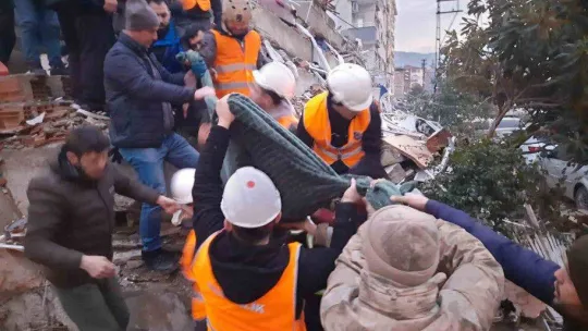 Depremde yıkılan apartmandan 3 çocuk sağ kurtarıldı