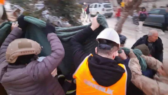 Depremde yıkılan apartmandan 3 çocuk sağ kurtarıldı