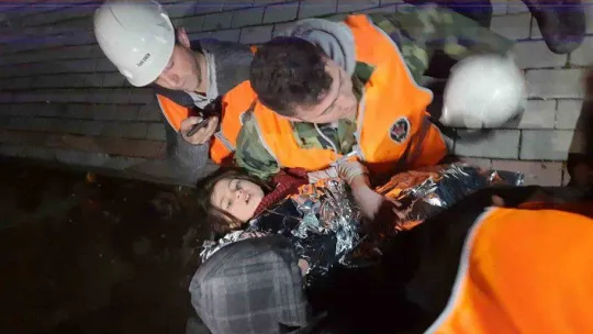 Depremde yıkılan apartmandan 3 çocuk sağ kurtarıldı