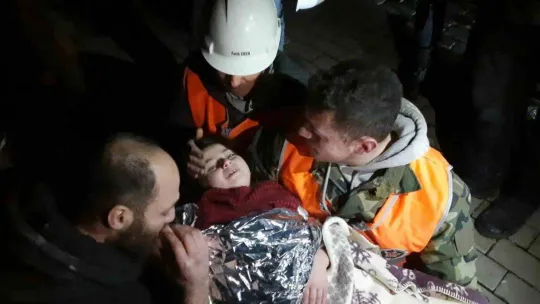 Depremde yıkılan apartmandan 3 çocuk sağ kurtarıldı