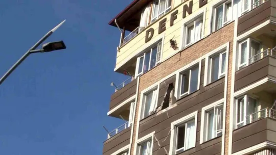 Depremde yıkılan binaların içinde kurtarılmayı beklediler