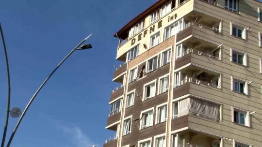 Depremde yıkılan binaların içinde kurtarılmayı beklediler