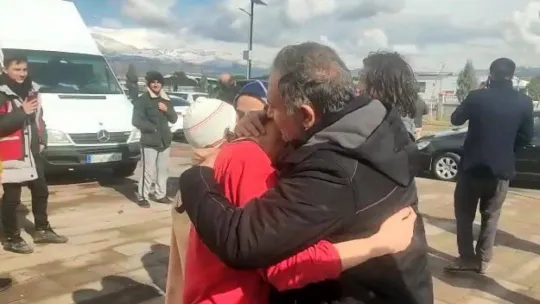 Depremin kalbinde 34 saat sonra ağlatan buluşma