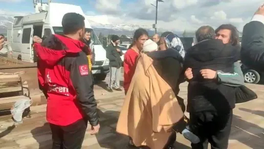 Depremin kalbinde 34 saat sonra ağlatan buluşma