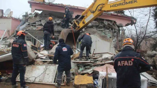 Depremin merkez üssünde kurtarma çalışmaları devam ediyor