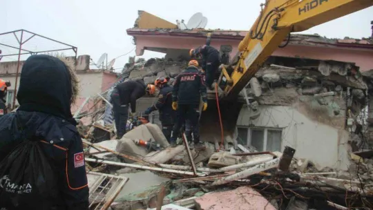 Depremin merkez üssünde kurtarma çalışmaları devam ediyor