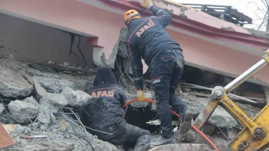 Depremin merkez üssünde kurtarma çalışmaları devam ediyor