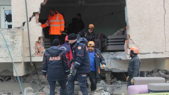 Depremin merkez üssünde kurtarma çalışmaları devam ediyor