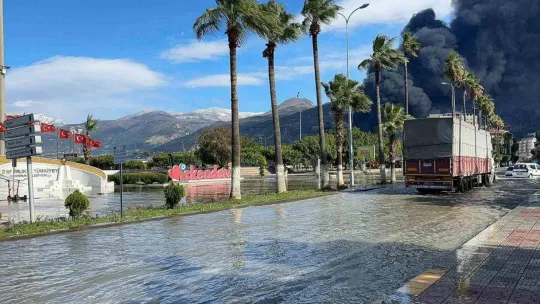 Depremin vurduğu Hatay İskenderun'da deniz seviyesi yükselmeye başladı