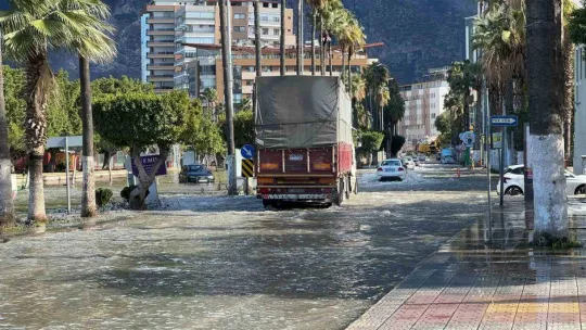 Depremin vurduğu Hatay İskenderun'da deniz seviyesi yükselmeye başladı