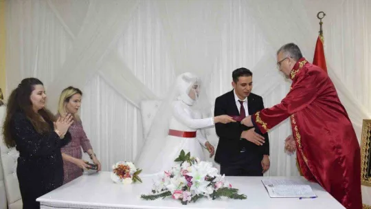 Depremzede çift Karacabey'de dünyaevine girdi