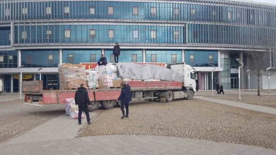 Depremzedeler için hazırlanan yardım tırı yola çıktı